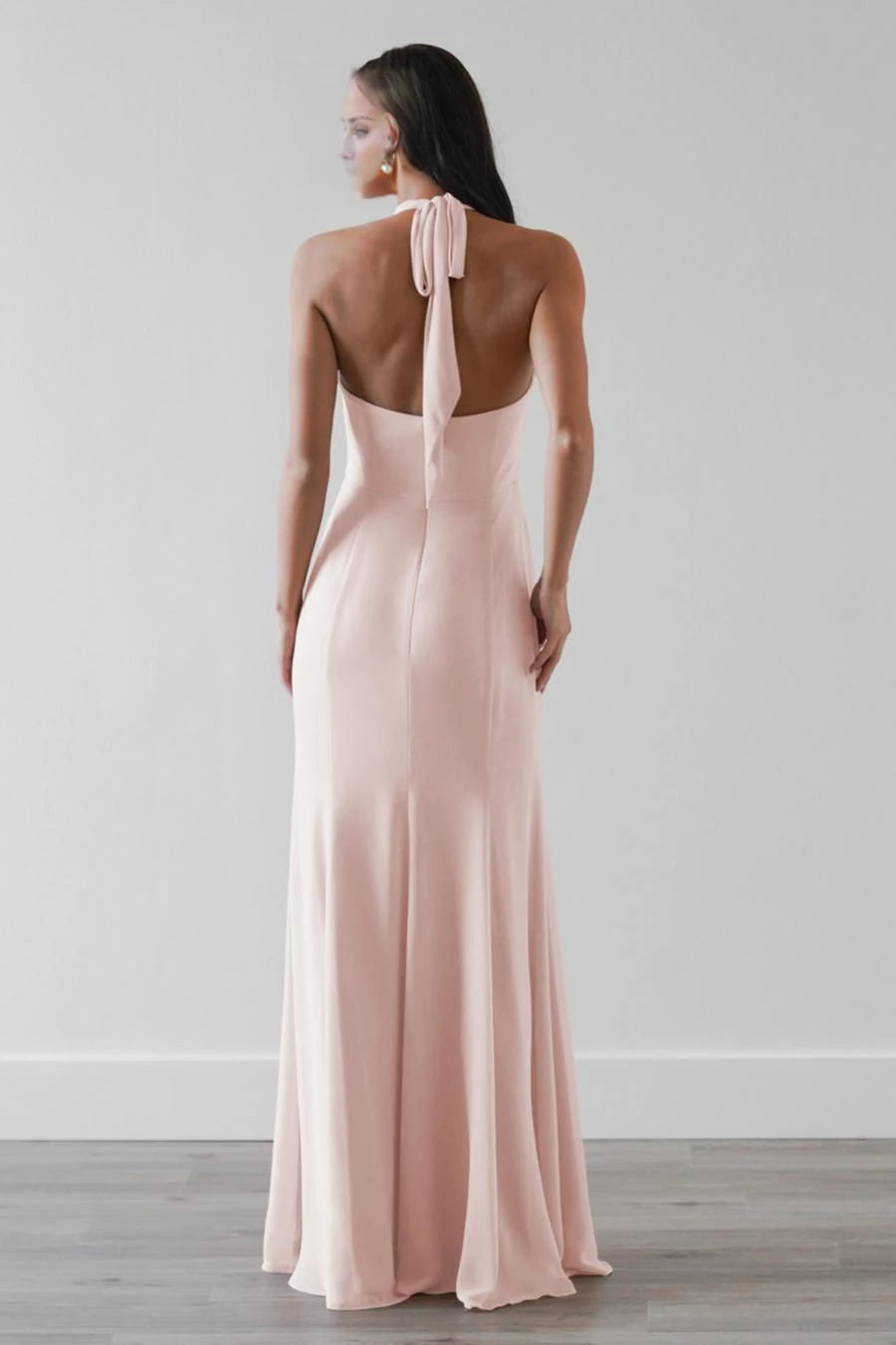 Schulterfreies, ärmelloses, rückenfreies und bodenlanges Ballkleid mit hängendem Halsausschnitt