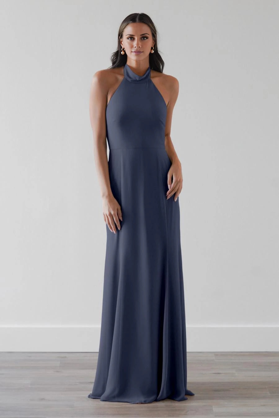 Schulterfreies, ärmelloses, rückenfreies und bodenlanges Ballkleid mit hängendem Halsausschnitt