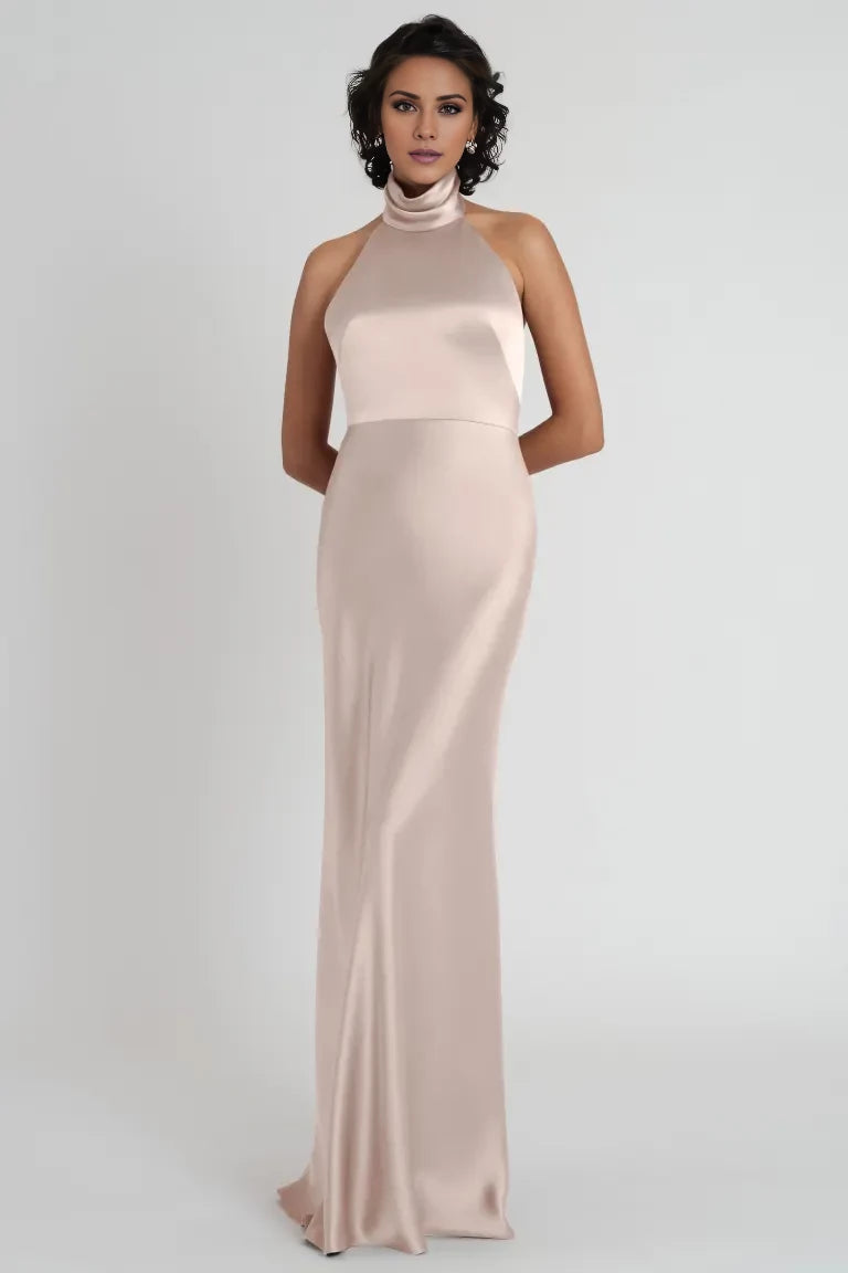 Schulterfreies, ärmelloses, rückenfreies und bodenlanges Abendkleid aus Satin mit hängendem Halsausschnitt