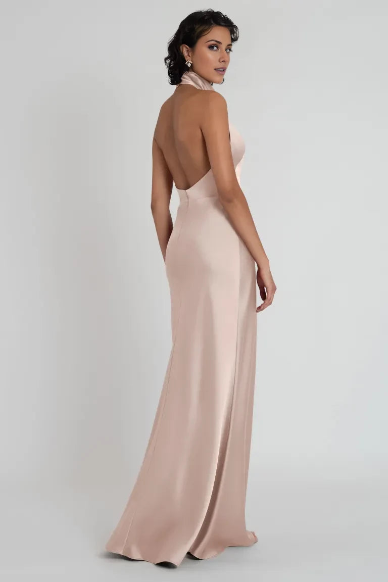 Schulterfreies, ärmelloses, rückenfreies und bodenlanges Abendkleid aus Satin mit hängendem Halsausschnitt