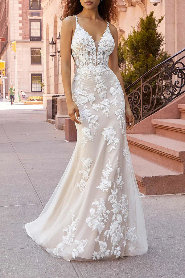 Robe de mariée en dentelle à fines bretelles avec décolleté en V