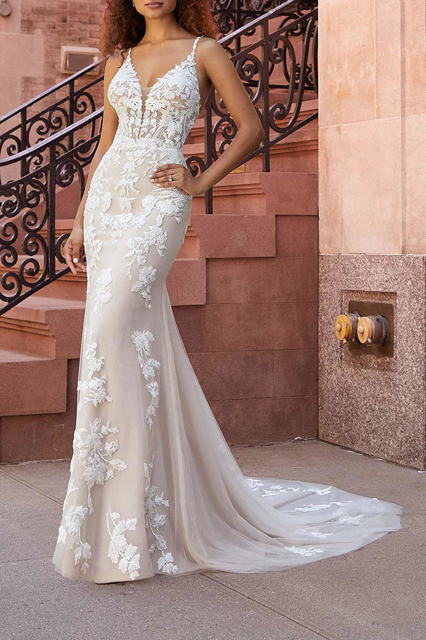 Robe de mariée en dentelle à fines bretelles avec décolleté en V