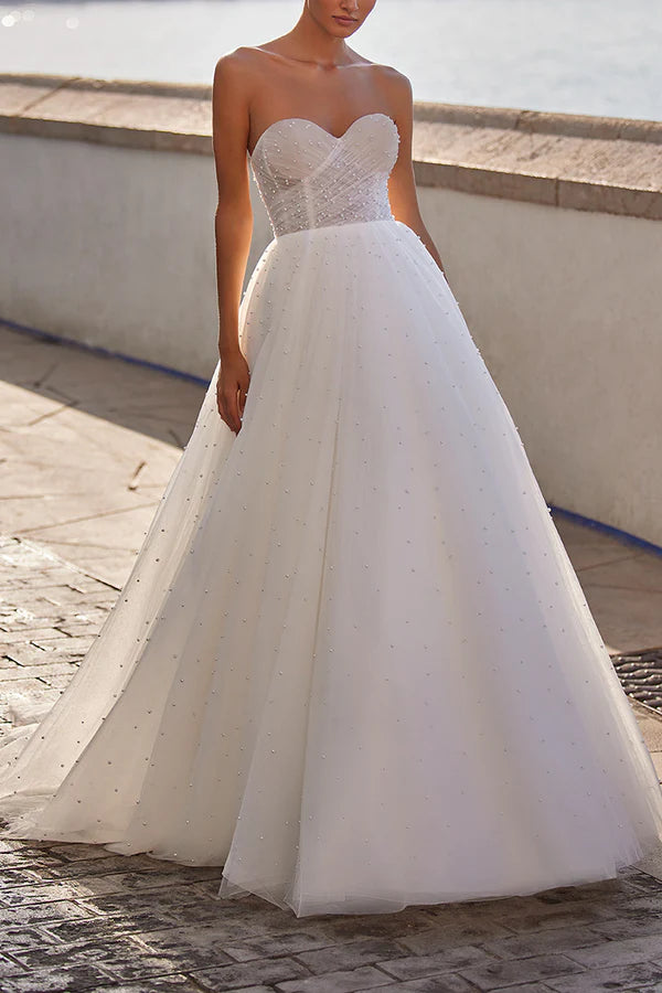 Robe de mariée simple en mousseline de soie avec perles et décolleté en cœur