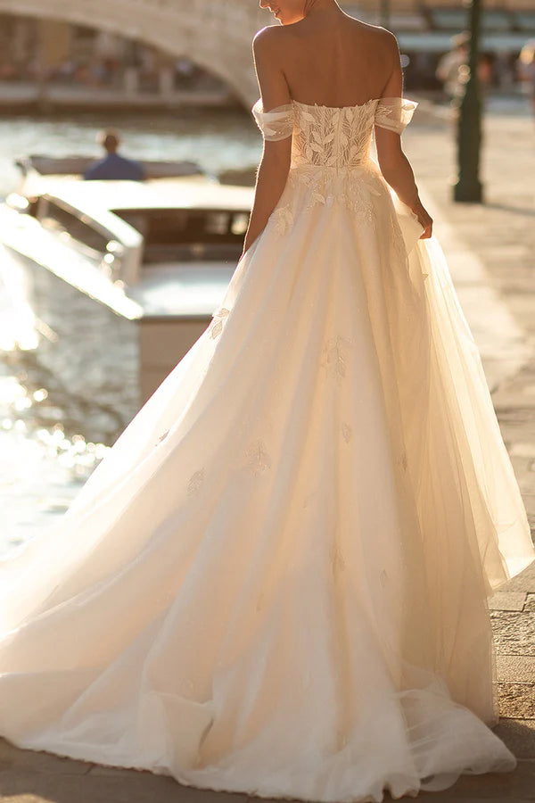 Robe de mariée de style campagnard avec décolleté en cœur et autocollant