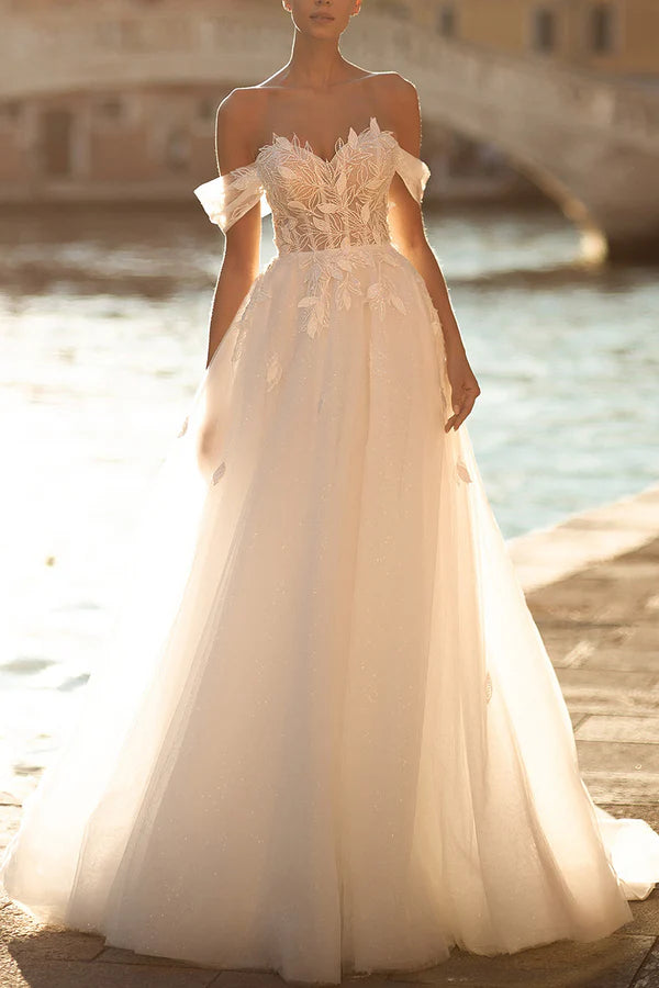 Robe de mariée de style campagnard avec décolleté en cœur et autocollant