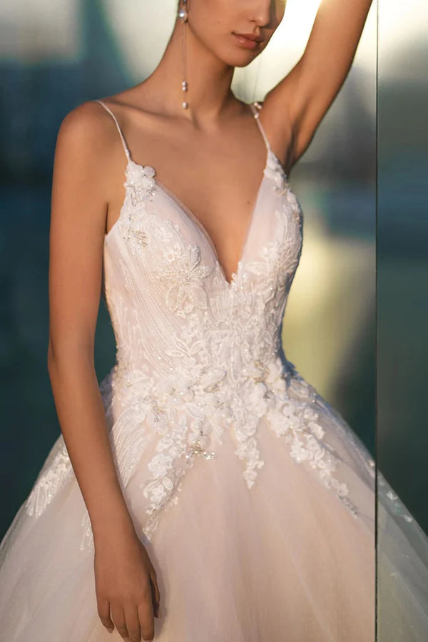 Robe de mariée bohème trapèze à fines bretelles et appliques en dentelle