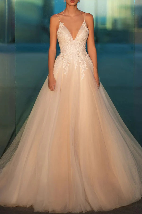 Robe de mariée bohème trapèze à fines bretelles et appliques en dentelle