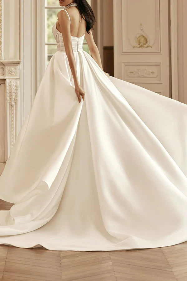 Robe de mariée simple en satin perlé à fines bretelles