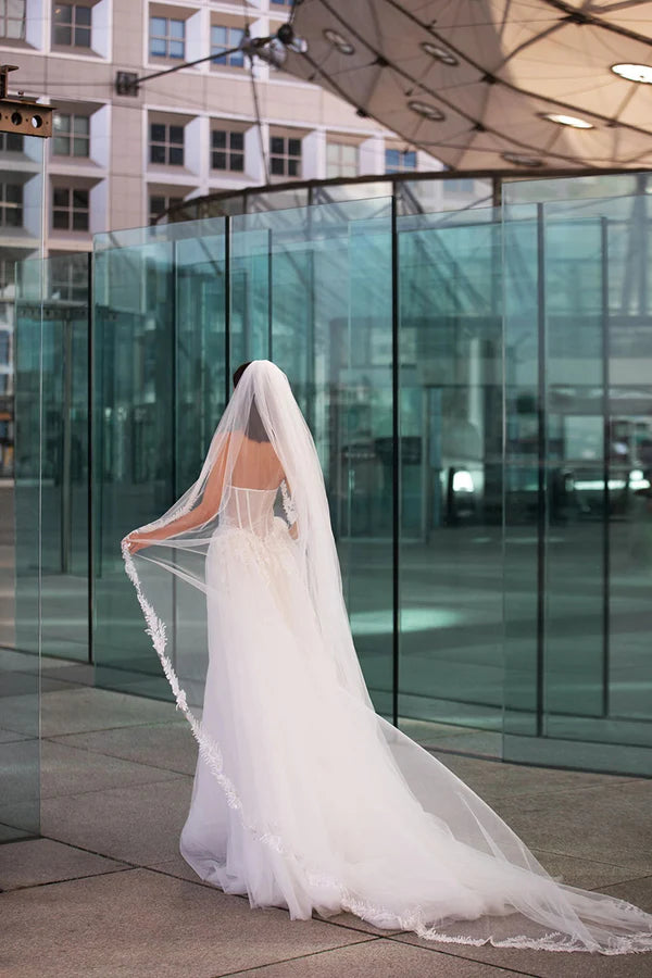 Robe de mariée de style champêtre avec décolleté en cœur et autocollant