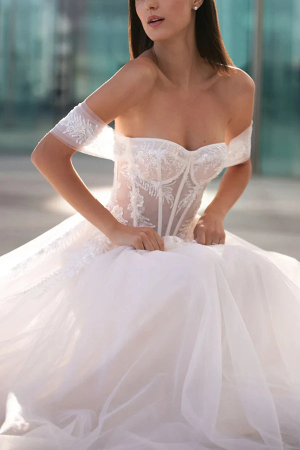 Robe de mariée de style champêtre avec décolleté en cœur et autocollant