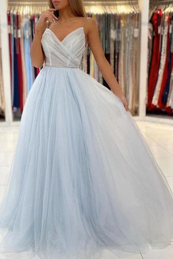 Hellblaues langes Ballkleid aus Tüll mit rückenfreiem Abschlussballkleid