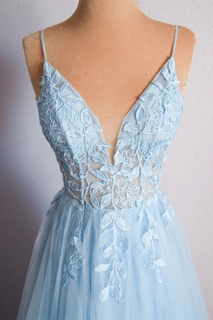 Hellblaues langes Ballkleid aus Tüll mit V-Ausschnitt und Schnürapplikationen