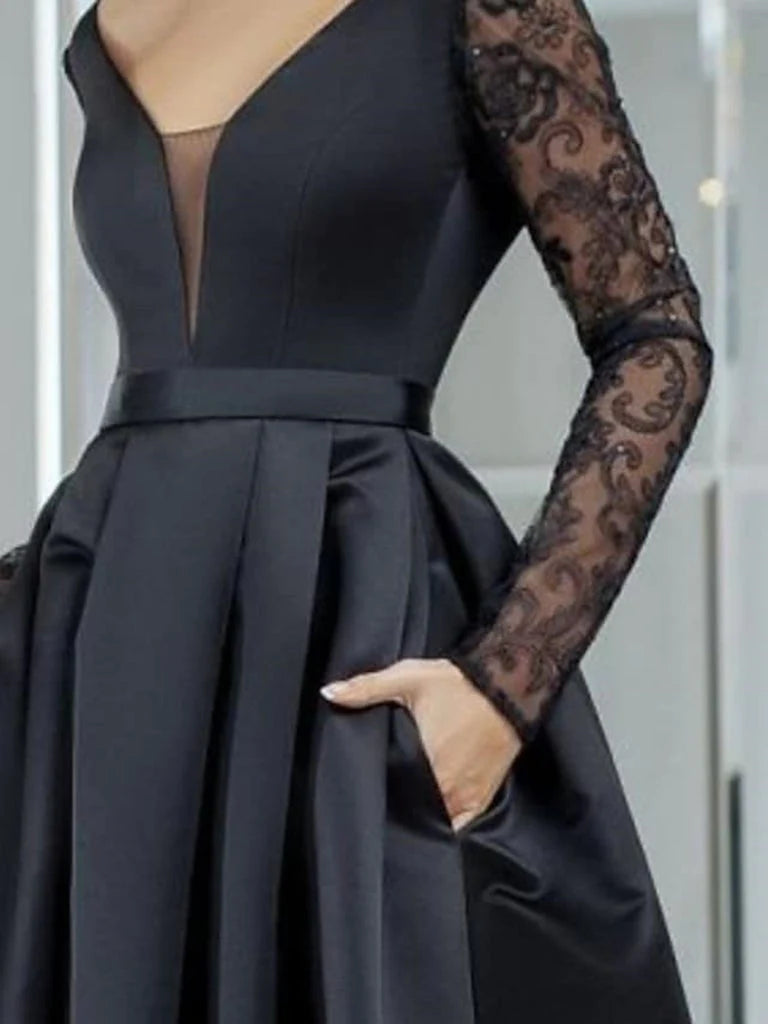 Schwarzes Ballkleid mit langen Ärmeln und V-Ausschnitt und hohem Schlitz
