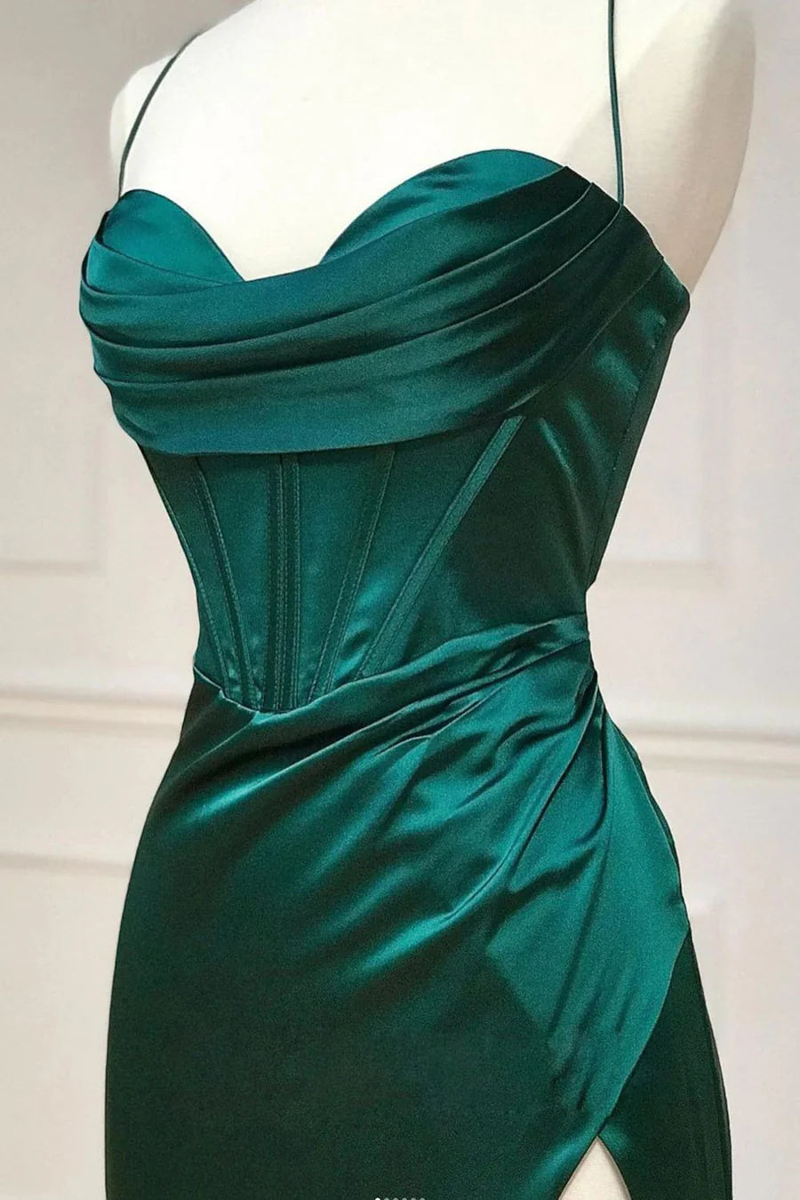 Luxurious Emerald Green Satin Spaghetti-Strap Sweetheart Crisscross-Back High-Slit Maxi Evening Dress