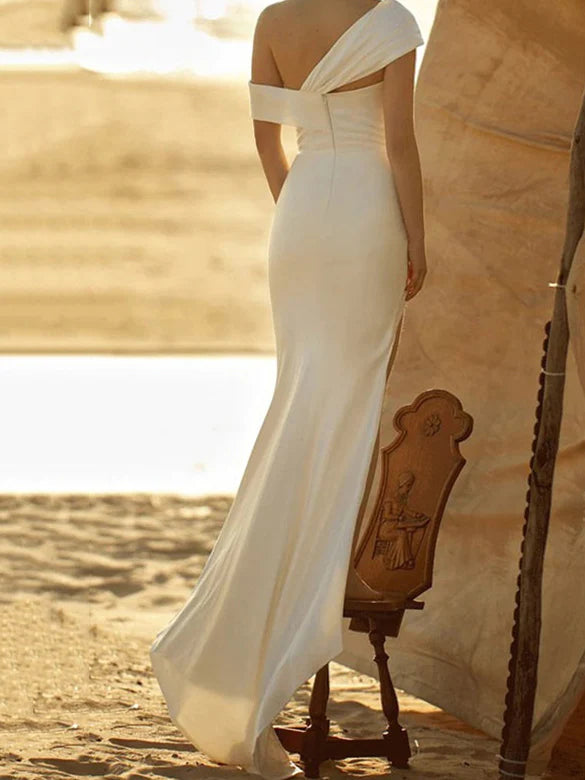 Eng anliegendes/gerade geschnittenes Brautkleid aus Seidensatin mit Schulterschlitz
