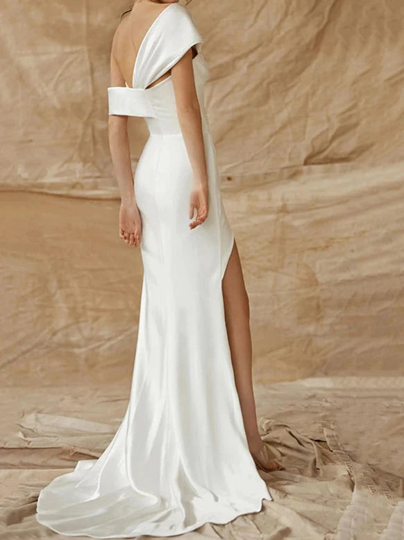 Eng anliegendes/gerade geschnittenes Brautkleid aus Seidensatin mit Schulterschlitz