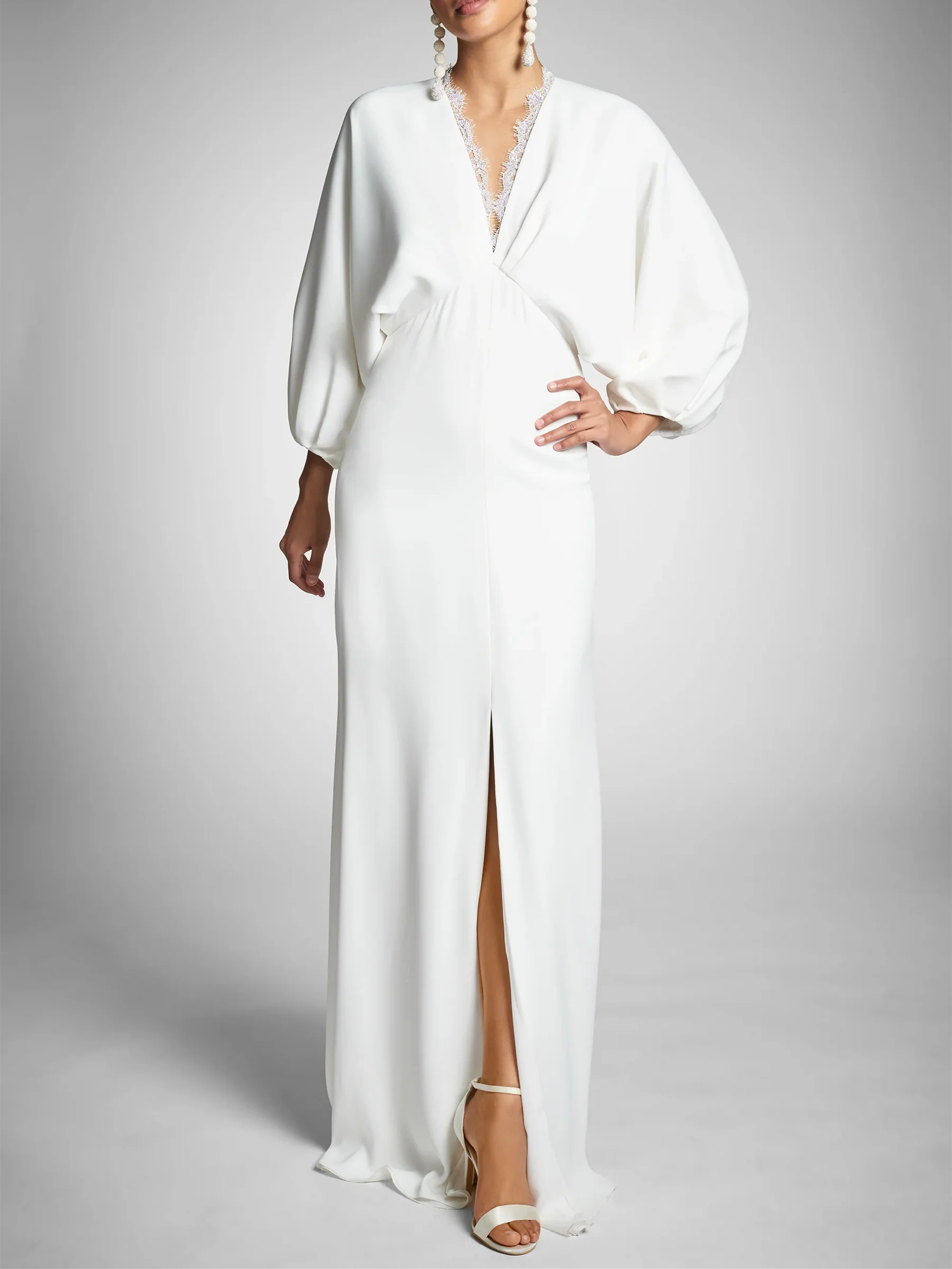 Eng anliegendes/säulenförmiges Brautkleid mit langen Ärmeln, V-Ausschnitt und Bodenlänge