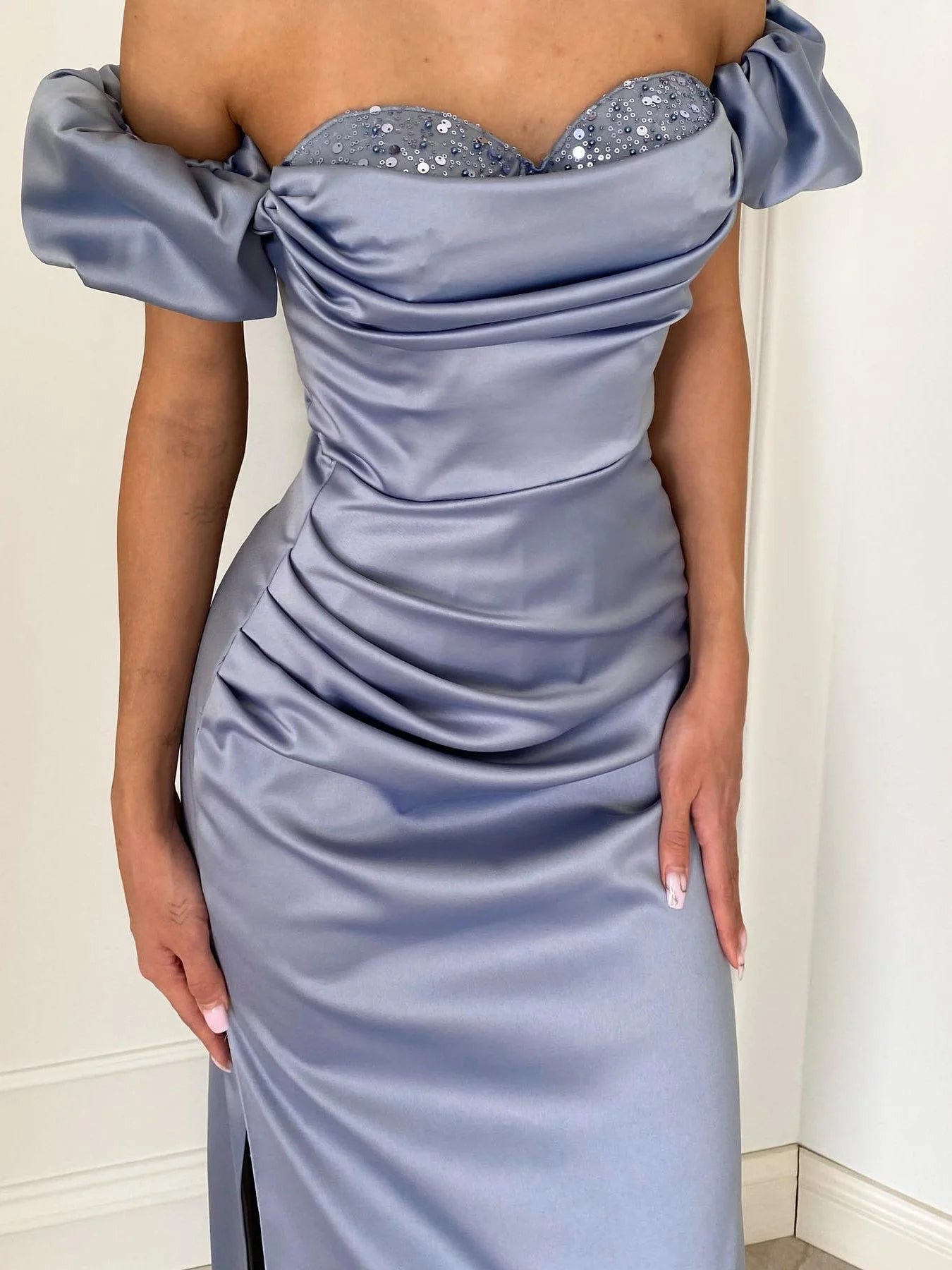 Schulterfreies, bodenlanges Ballkleid mit Schlitz und Pailletten im Slim Fit/Säulenschnitt