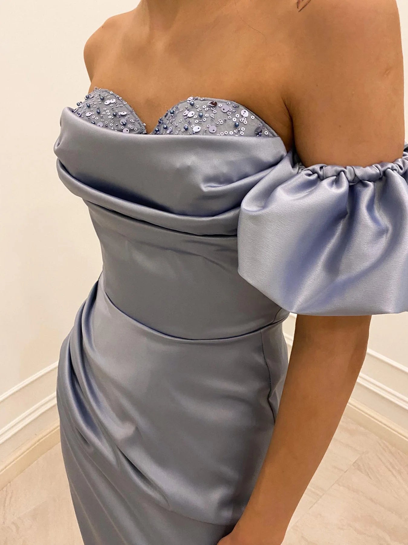 Schulterfreies, bodenlanges Ballkleid mit Schlitz und Pailletten im Slim Fit/Säulenschnitt