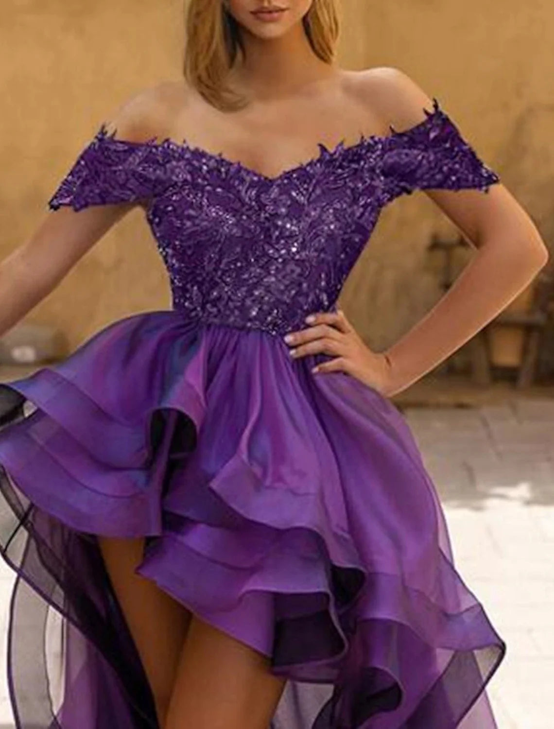 Asymmetrisches, langes, schulterfreies Ballkleid mit Pailletten