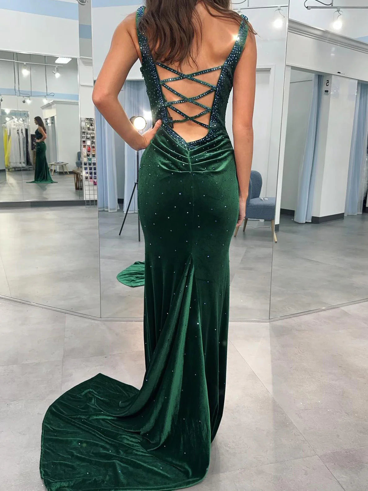 Eng anliegendes/gerade geschnittenes langes Ballkleid mit Perlenbesatz und V-Ausschnitt