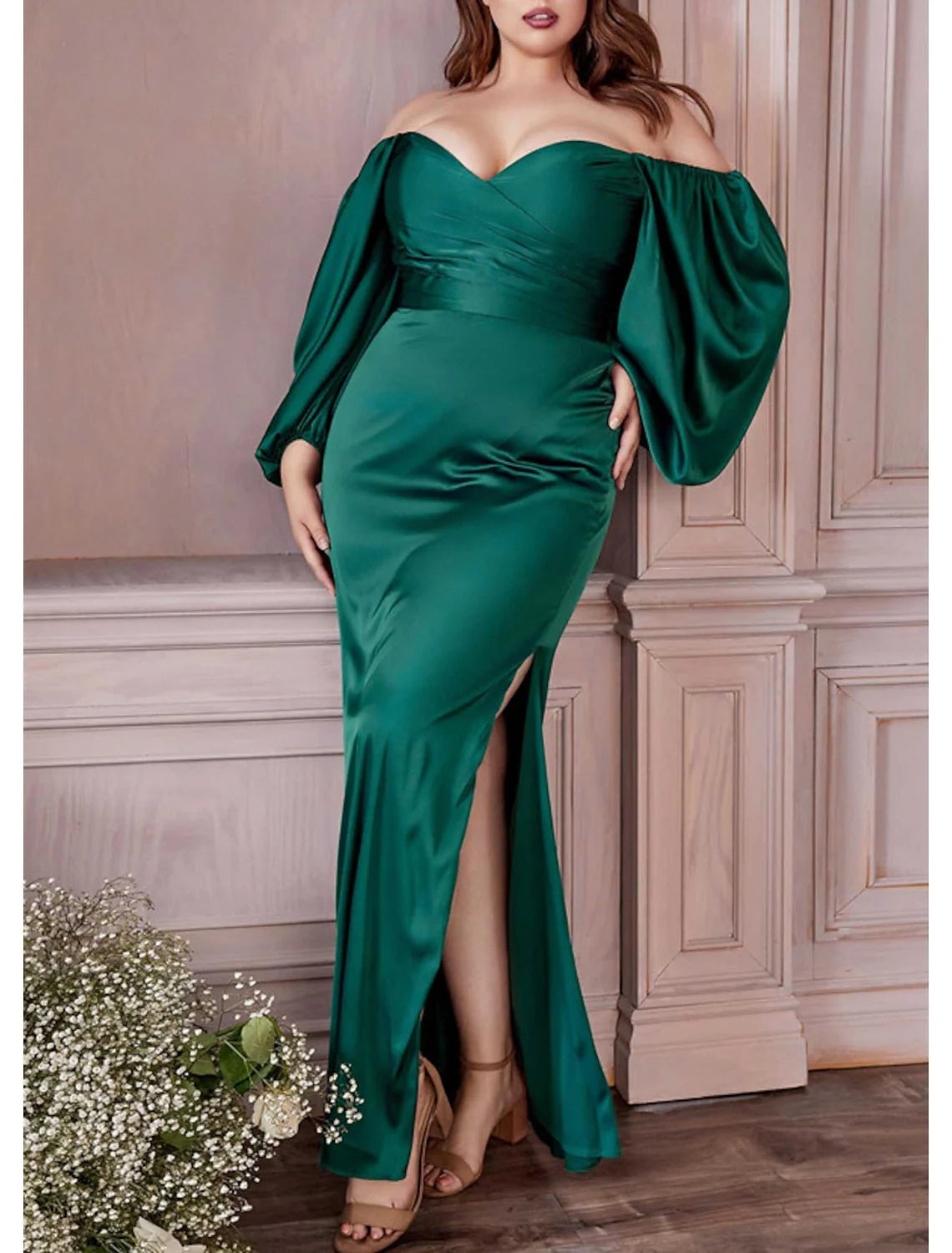 Eng anliegendes, schulterfreies und bodenlanges Ballkleid mit geradem Bein