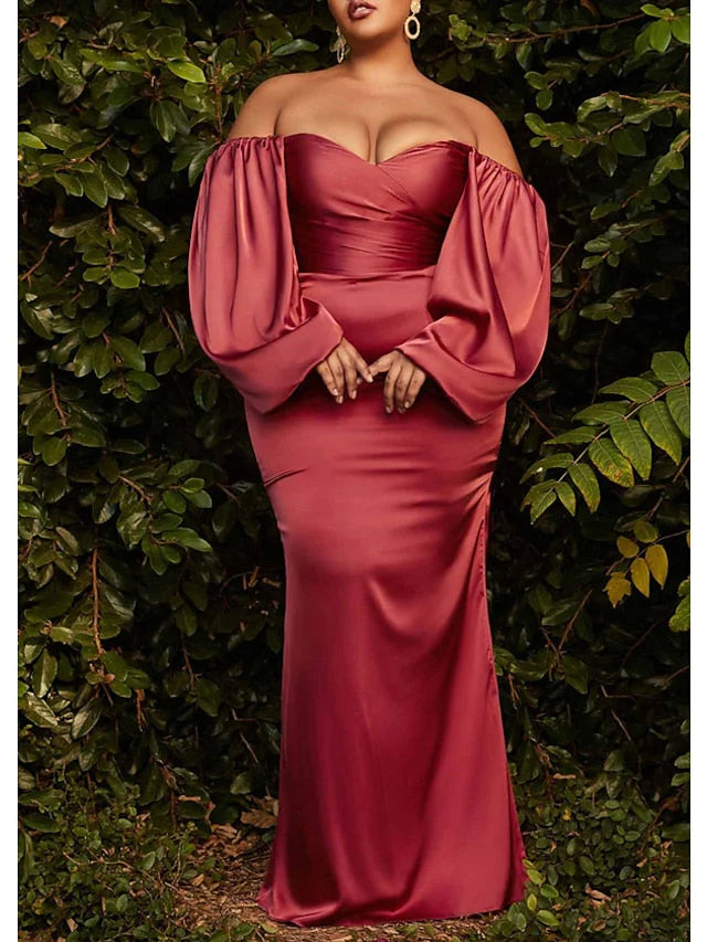 Eng anliegendes, schulterfreies und bodenlanges Ballkleid mit geradem Bein