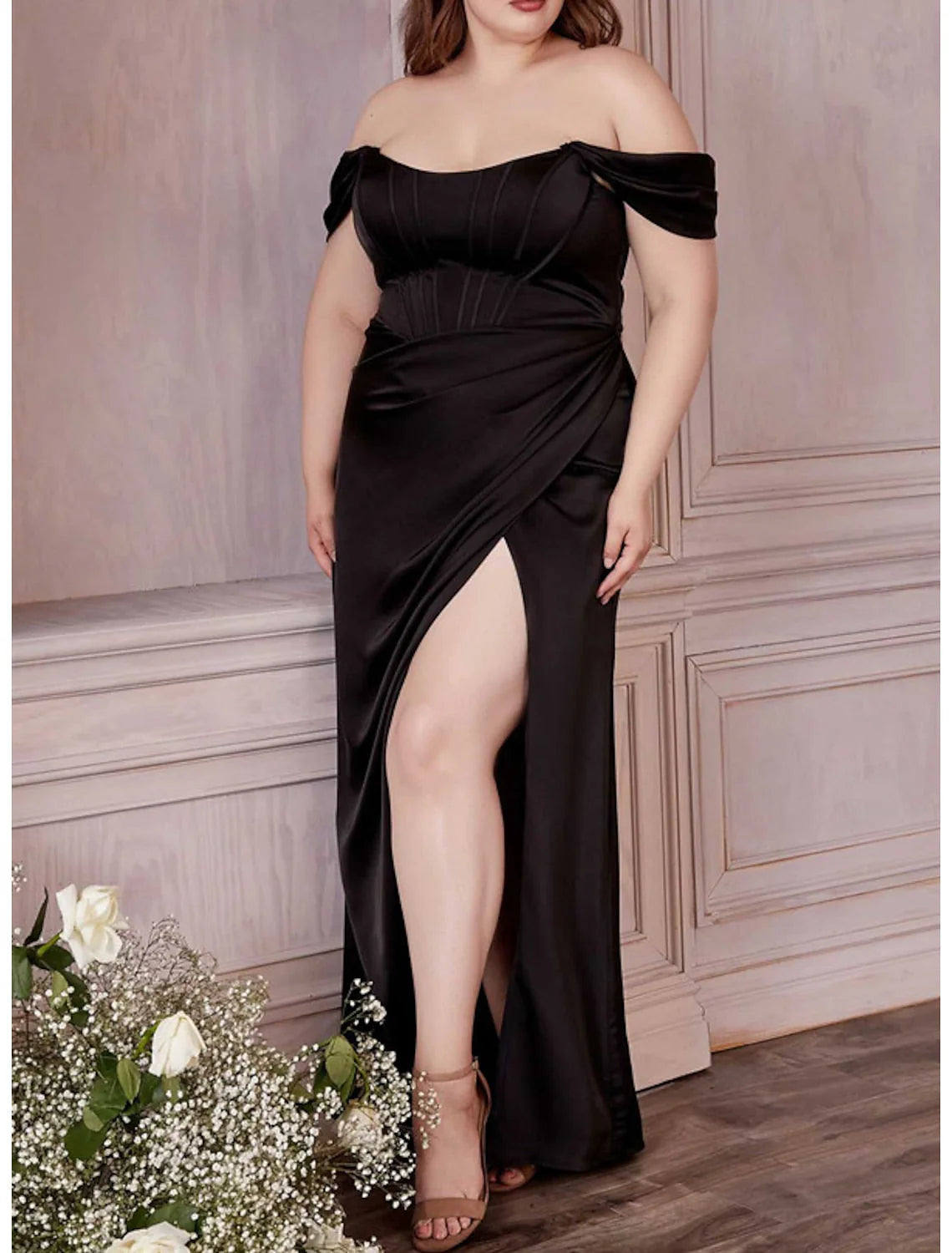 Eng anliegendes, schulterfreies und bodenlanges Ballkleid mit geradem Bein