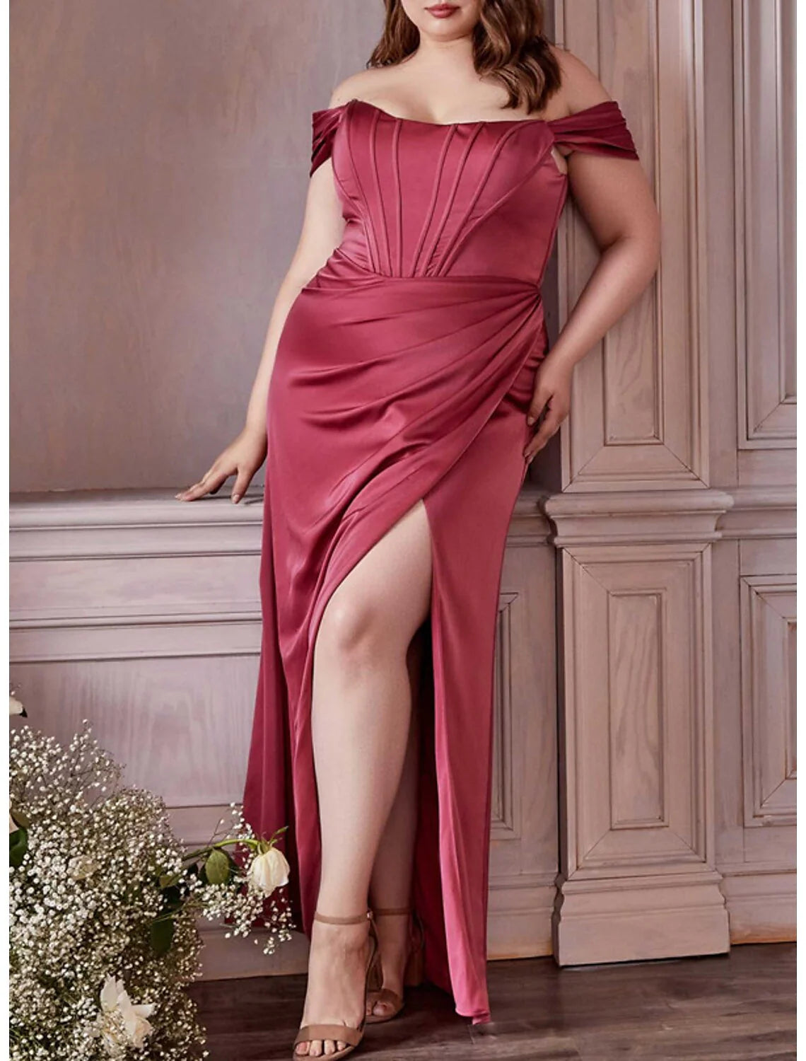 Eng anliegendes, schulterfreies und bodenlanges Ballkleid mit geradem Bein