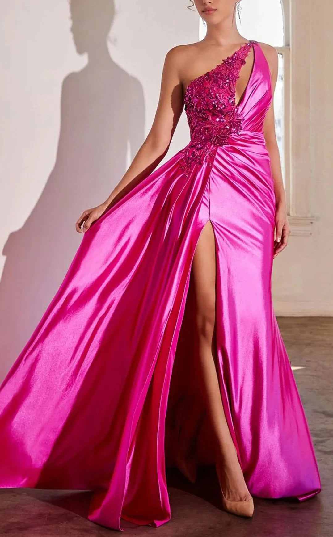 Schmal geschnittenes/säulenförmiges, bodenlanges Ballkleid mit einem Schulterträger und Blumenschlitz