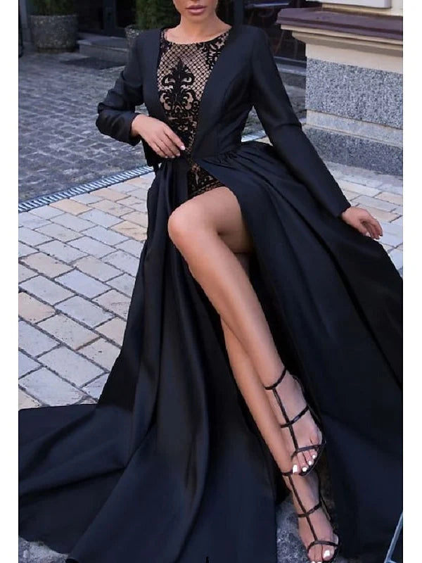 Ballkleid mit weitem Saum und Bürstenschleppe, langen Ärmeln und Schlitz