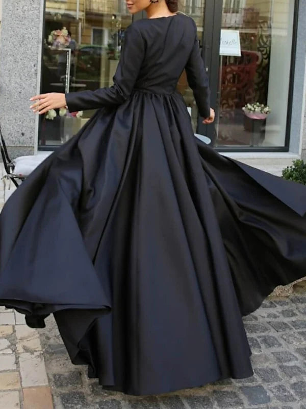Ballkleid mit weitem Saum und Bürstenschleppe, langen Ärmeln und Schlitz