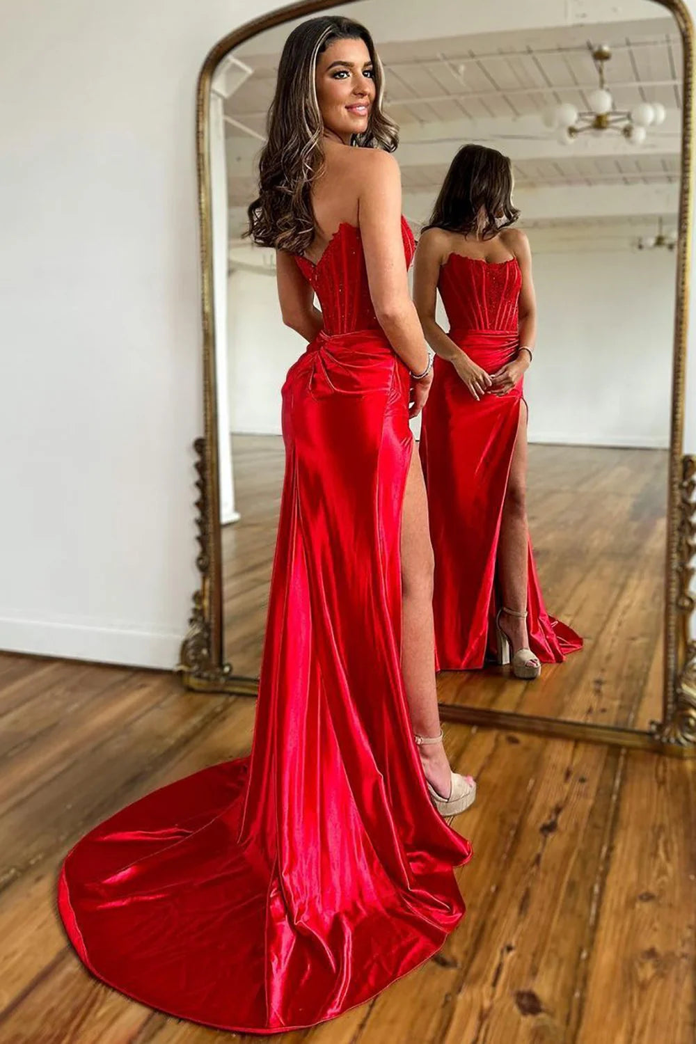 Robe de bal en satin sans bretelles avec fente en queue de poisson et traîne longue
