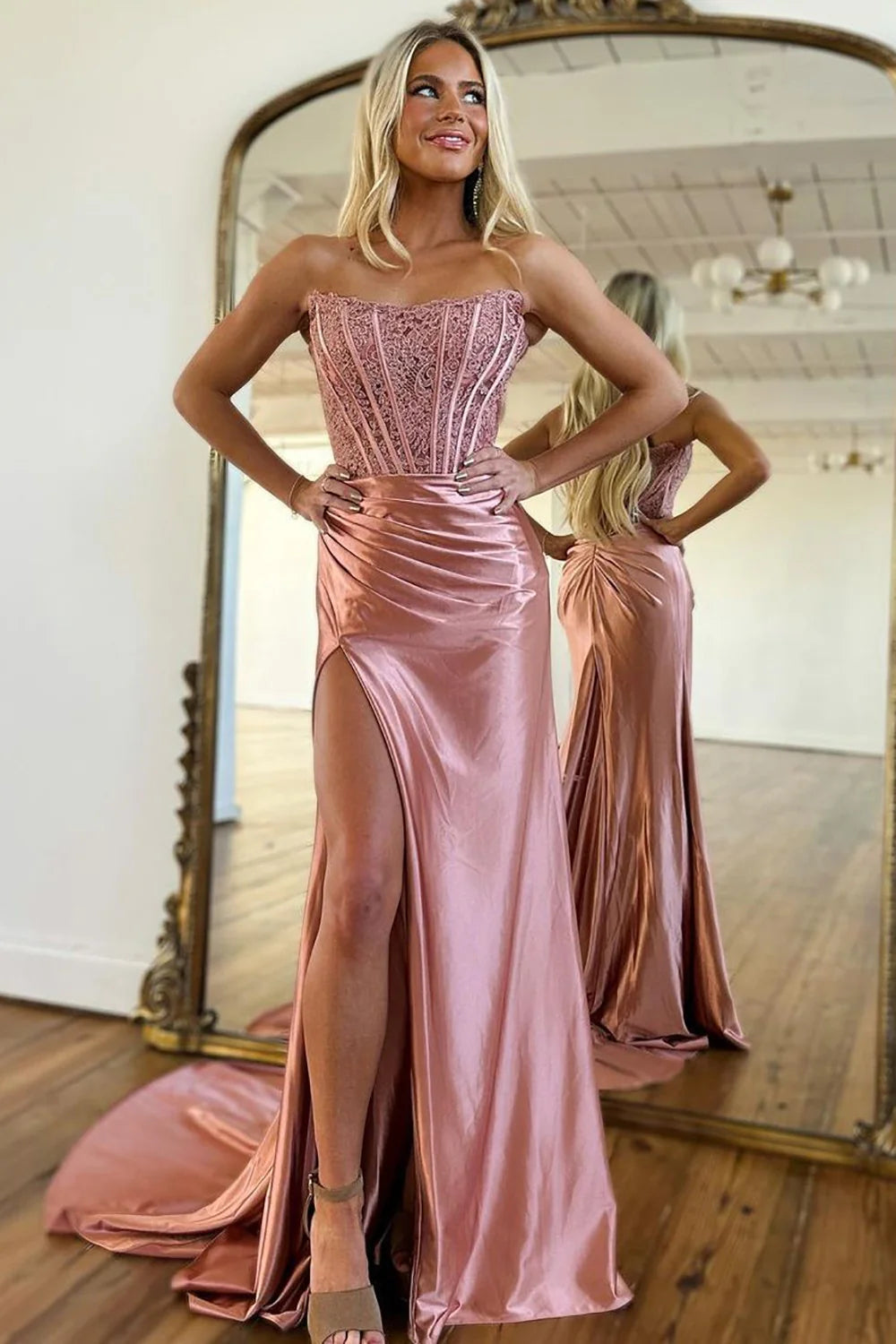 Robe de bal en satin sans bretelles avec fente en queue de poisson et traîne longue