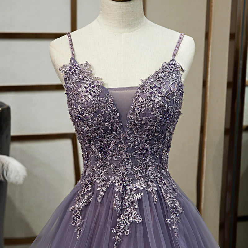 Robe de soirée élégante lavande sans manches en dentelle à paillettes et cristaux perlés Robe de soirée lavande trapèze à fines bretelles, dos nu et longueur au sol