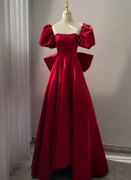Belle/magnifique robe de soirée trapèze en satin à manches courtes rouge vin, robe de bal longue dos nu à manches courtes avec nœud sur l'épaule rouge vin