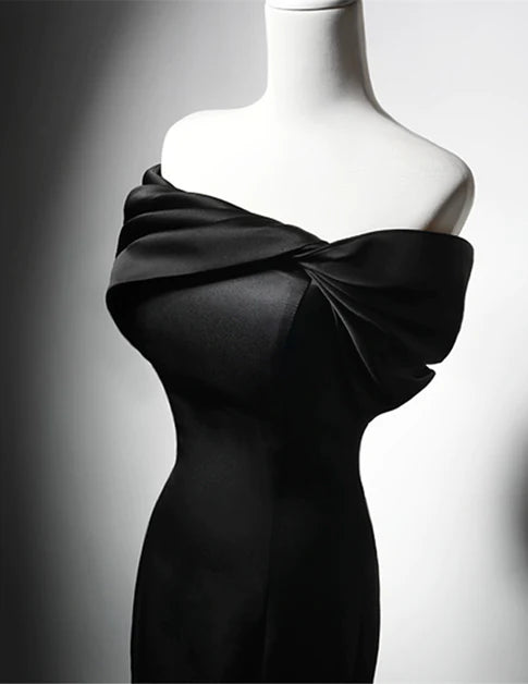 Robe de soirée sirène noire en satin à épaules dénudées, robe de gala noire sexy en satin, robe de bal/sirène sans bretelles, sans manches, col ras du cou