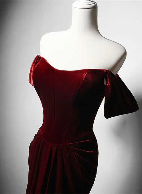 Minimalistisches weinrotes Samt-Partykleid, schulterfreies langes Meerjungfrau-Abendkleid mit hängendem Hals
