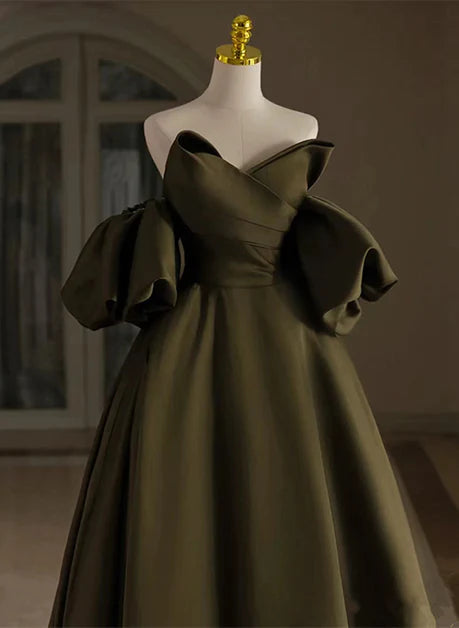 Robe longue bustier en satin vert à la mode, robe de soirée longue sans bretelles en satin vert simple et moelleuse à manches courtes et dos nu