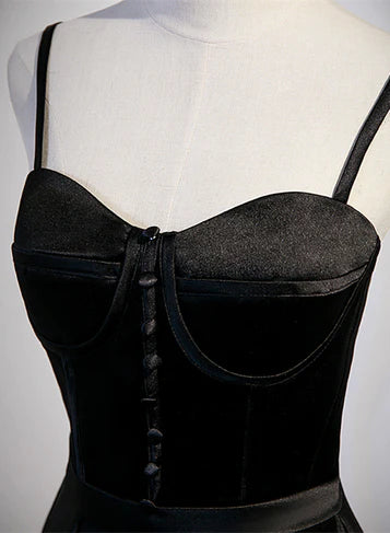 Edles und minimalistisches schwarzes ärmelloses schulterfreies langes Partykleid aus Satin, schwarzes A-förmiges, dünnes Schulterträgerkleid ohne Rücken und bodenlanges Abendkleid