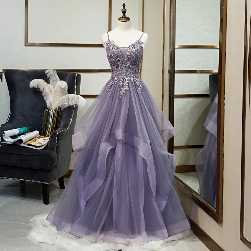 Robe de soirée élégante lavande sans manches en dentelle à paillettes et cristaux perlés Robe de soirée lavande trapèze à fines bretelles, dos nu et longueur au sol