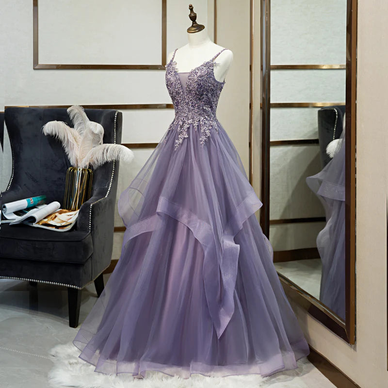 Robe de soirée élégante lavande sans manches en dentelle à paillettes et cristaux perlés Robe de soirée lavande trapèze à fines bretelles, dos nu et longueur au sol