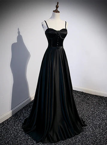Edles und minimalistisches schwarzes ärmelloses schulterfreies langes Partykleid aus Satin, schwarzes A-förmiges, dünnes Schulterträgerkleid ohne Rücken und bodenlanges Abendkleid