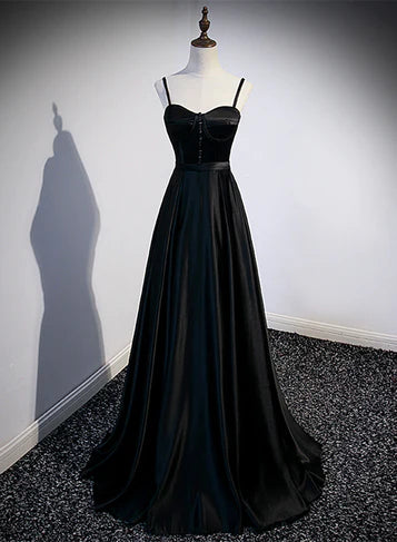 Edles und minimalistisches schwarzes ärmelloses schulterfreies langes Partykleid aus Satin, schwarzes A-förmiges, dünnes Schulterträgerkleid ohne Rücken und bodenlanges Abendkleid