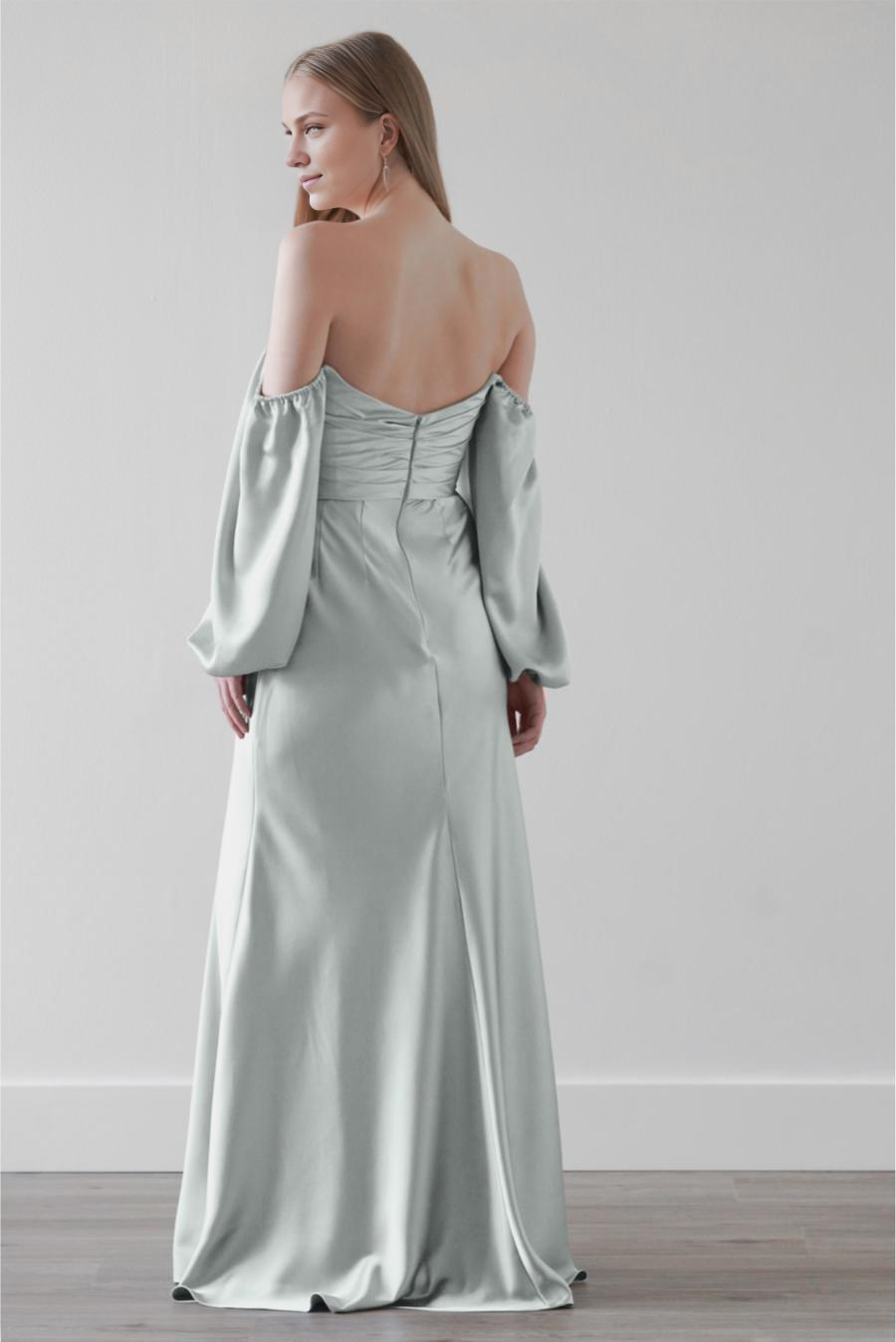 Schulterfreies, langärmliges, trägerloses, rückenfreies und bodenlanges Ballkleid