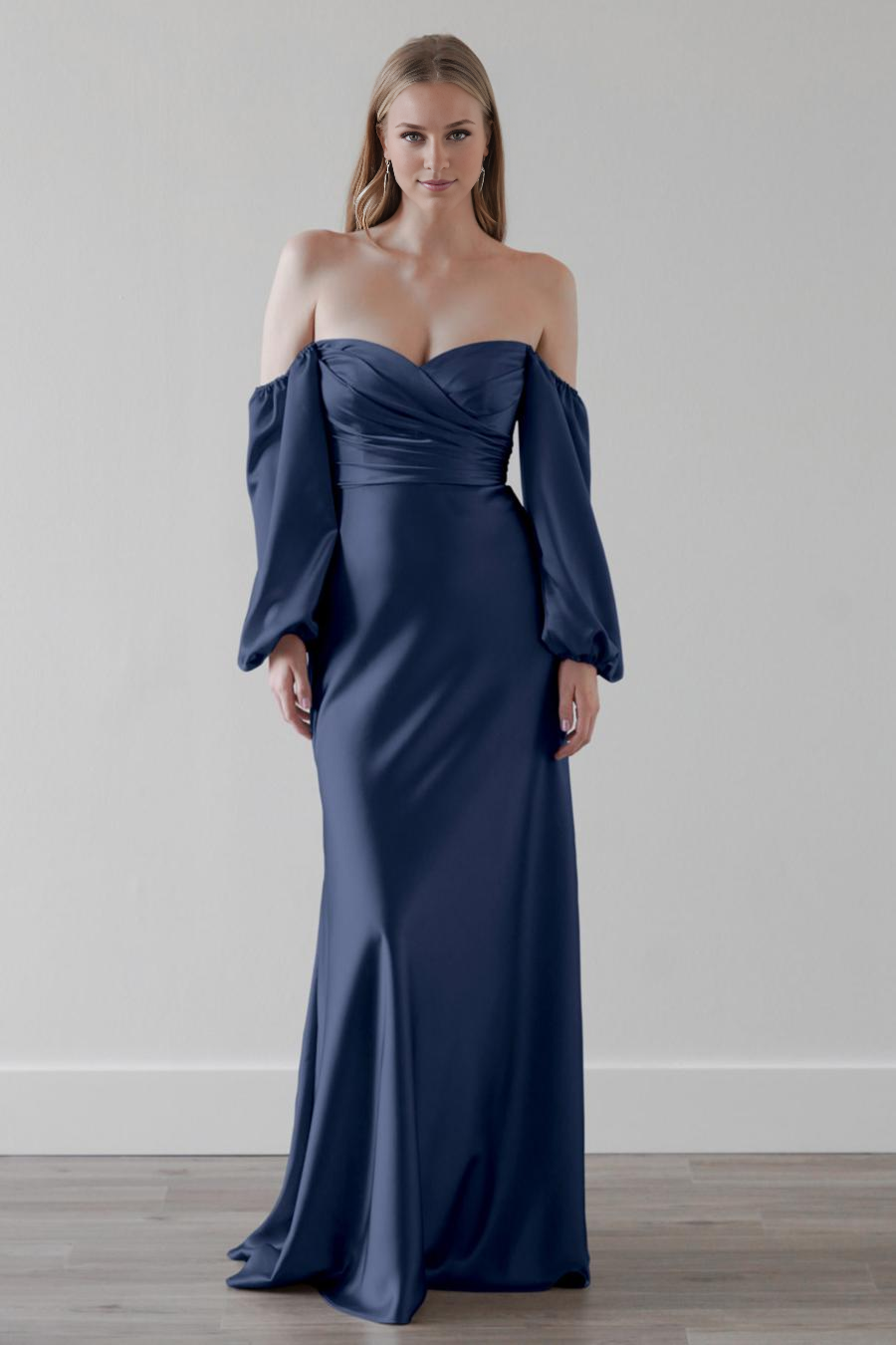Schulterfreies, langärmliges, trägerloses, rückenfreies und bodenlanges Ballkleid