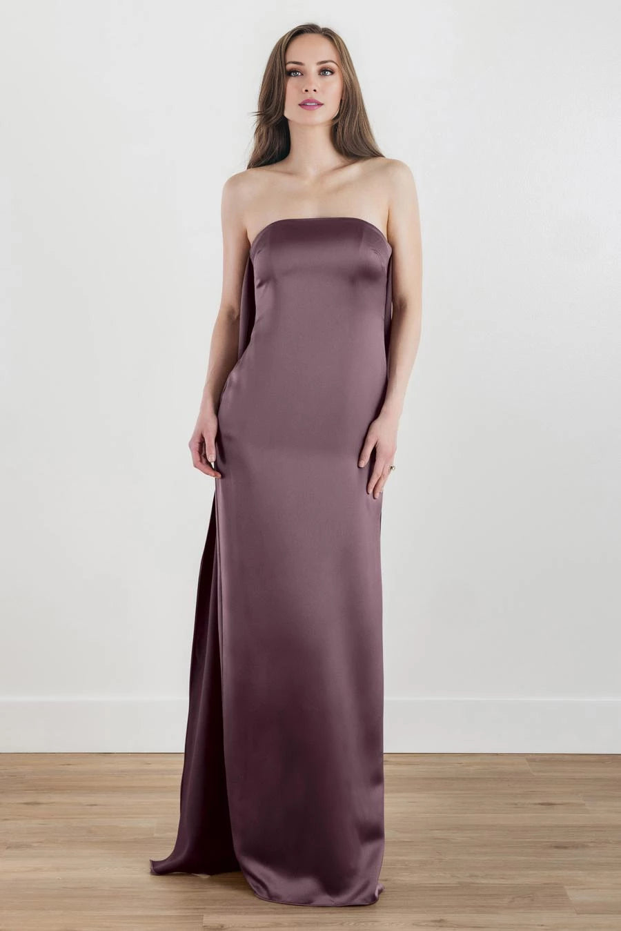 Ärmelloses, rückenfreies und bodenlanges Abendkleid mit schulterfreiem Kragen