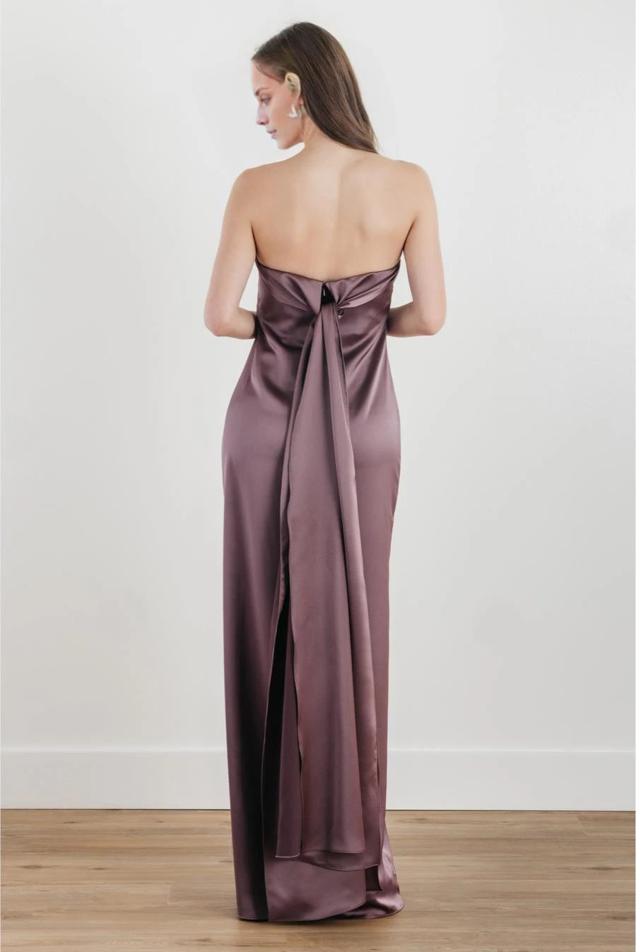 Ärmelloses, rückenfreies und bodenlanges Abendkleid mit schulterfreiem Kragen