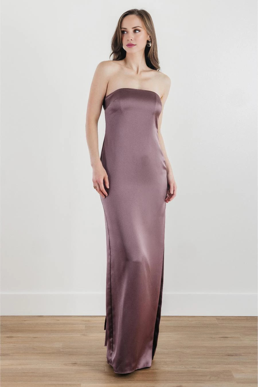 Ärmelloses, rückenfreies und bodenlanges Abendkleid mit schulterfreiem Kragen