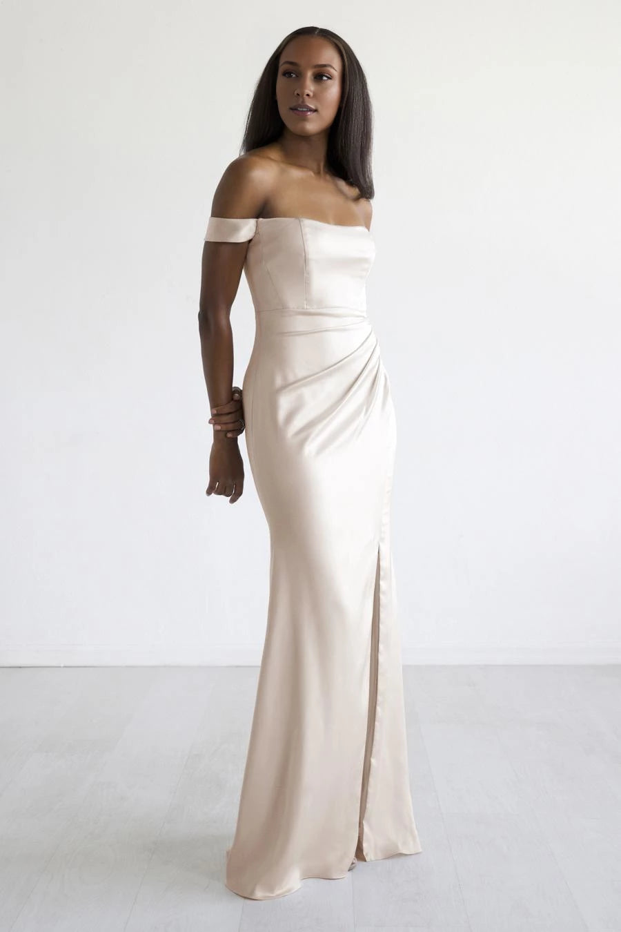 Ärmelloses, rückenfreies Abendkleid mit schulterfreiem Kragen, seitlichem Schlitz und Bodenlänge